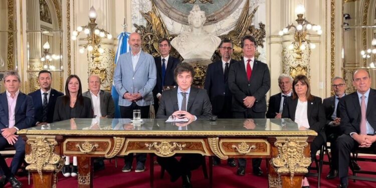 Javier Milei anunció en cadena nacional que «empieza el proceso de desregulación que la Argentina necesita».