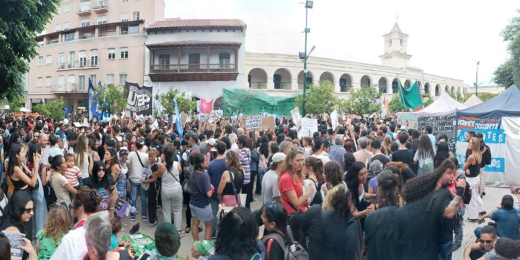 MULTITUDINARIA MARCHA UNIVERSITARIA